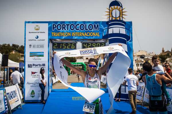 Lisi Gruber gewinnt Triathlon in Portocolom