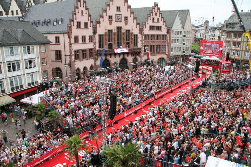 Zieleinlauf beim IRONMAN Frankfurt