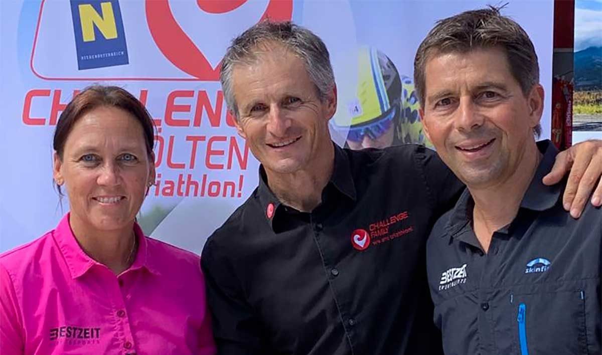 Petra Schwarz (Bestzeit), Zibi Szlufcik (Challenge Family), Christoph Schwarz (Bestzeit) bei der Vertragsunterzeichnung