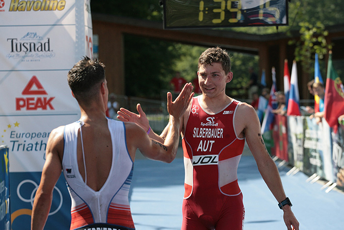 High-Five! Silberbauer holt EM-Silber (© ETU/Groves)