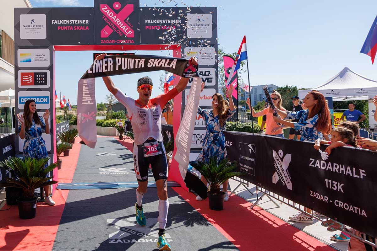 Weiss siegt beim Zadarhalf Triathlon 2023 | Foto: Reroot Agency