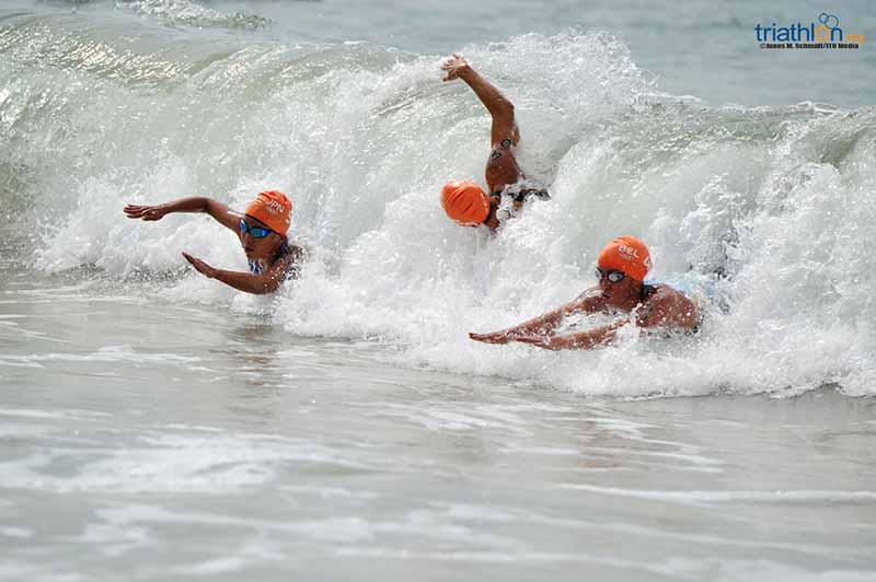 Ideale Wellen für Surfer - die Damen wurden an Land "gespühlt"