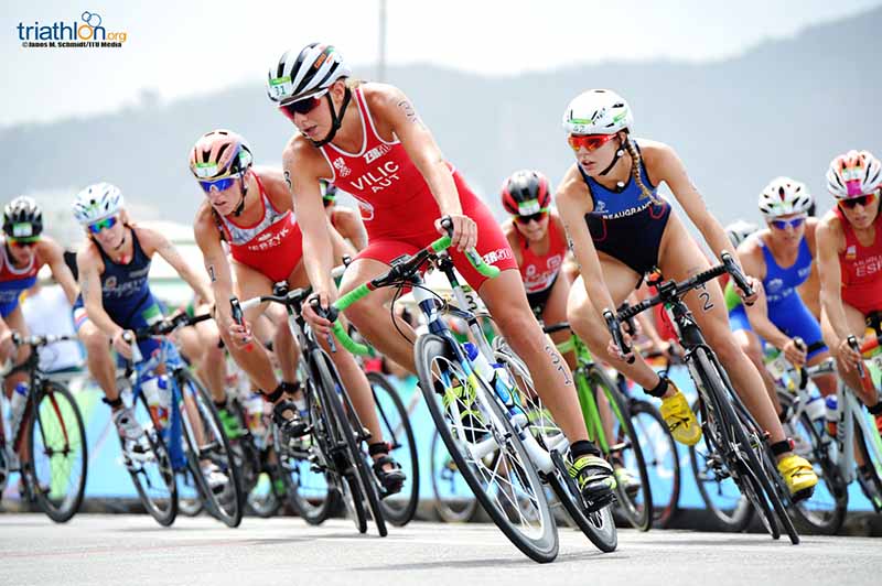 Die besten Bilder des Olympischen Triathlons der Damen in Rio 2016 8 Sara Vilic führt das Feld der Verfolgerinnen an und kämpft