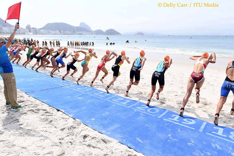 Die besten Bilder des Olympischen Triathlons der Damen in Rio 2016 3 On you marks - GO! Der Startschuss für die Damen