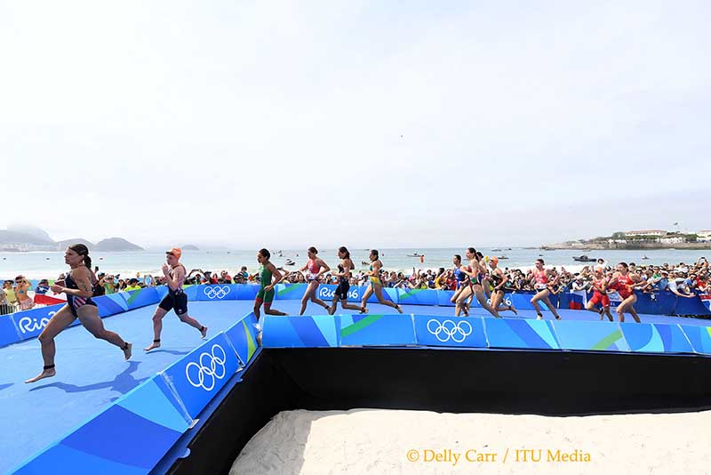 Die besten Bilder des Olympischen Triathlons der Damen in Rio 2016 5 Nach dem Schwimmen sind alle Verfolgerinnen dicht beisammen