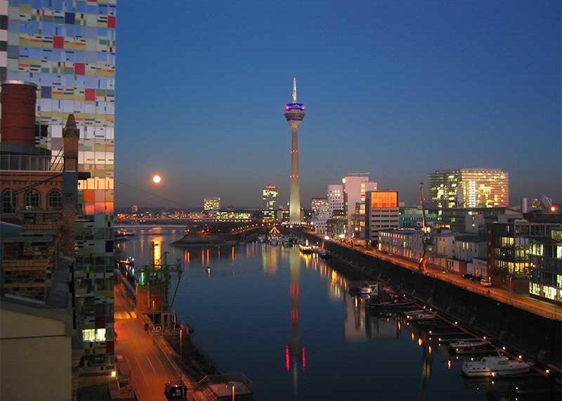 Der Düsseldorfer Hafen bei Nacht