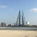 Die Schwimmstrecke beim IRONMAN 70.3 Bahrain vor der modernen Skyline von Manama