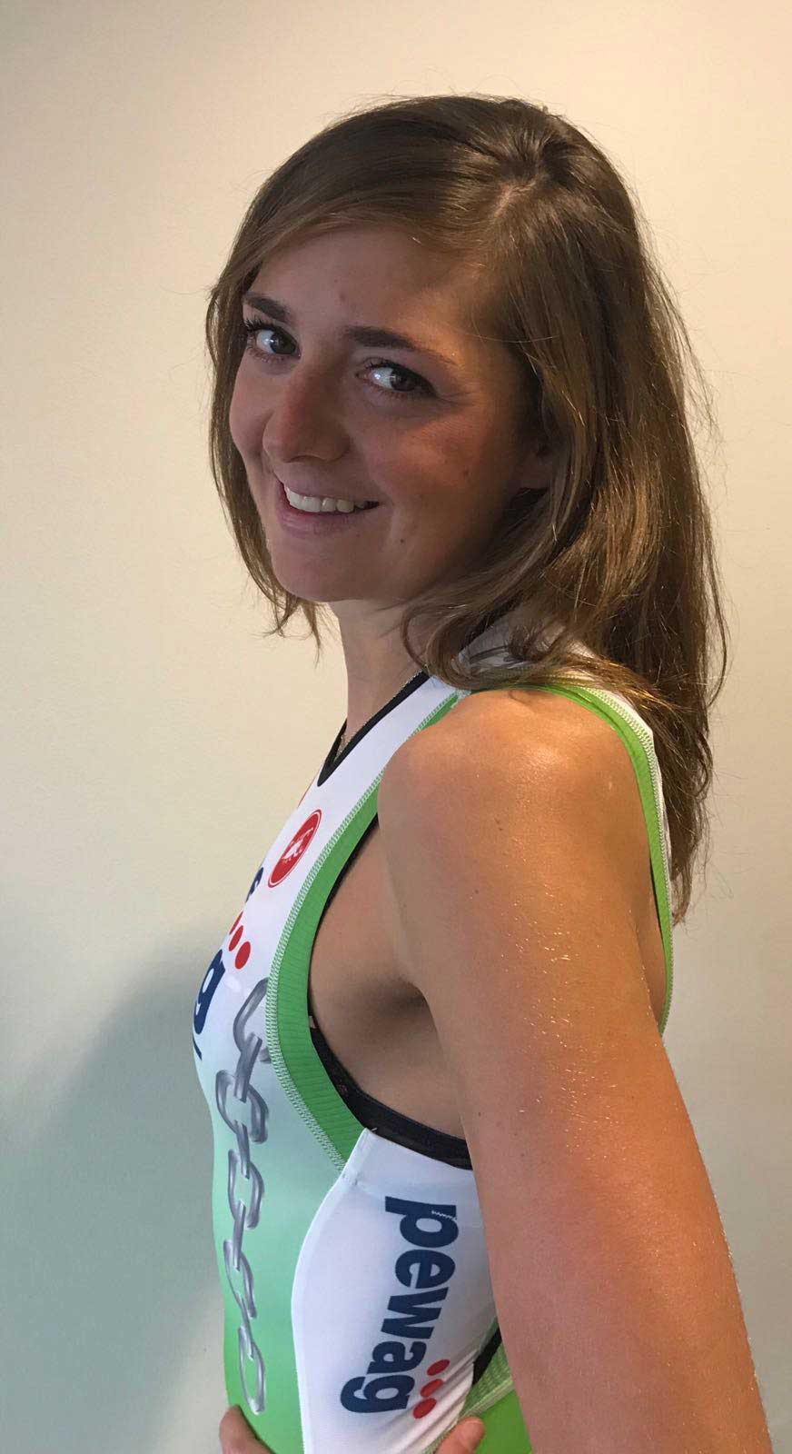 Vilic schließt sich Pewag Racing Team an und setzt auf EKOI 3 Sara Vilic im neuen Pewag Racing Team Outfit
