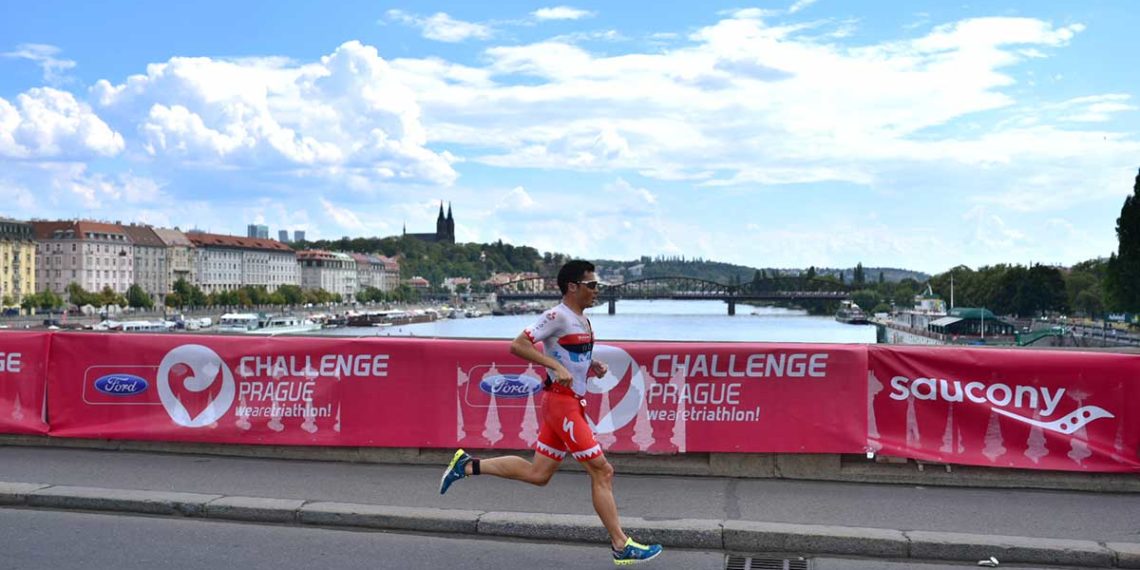 Javier Gomez siegt bei der Challenge Prague 2018