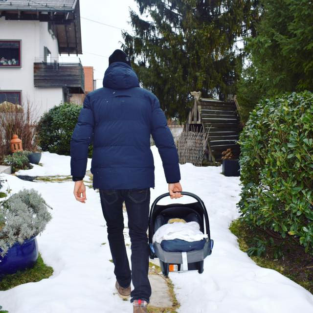 Lukas Hollaus wurde Papa 2 Lukas Hollaus trägt seinen Sohn nach Hause