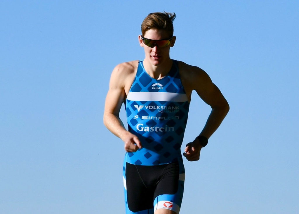 Triathlon Weltcup Auftakt in Südafrika Lukas Pertl beim Training unter blauem Himmel