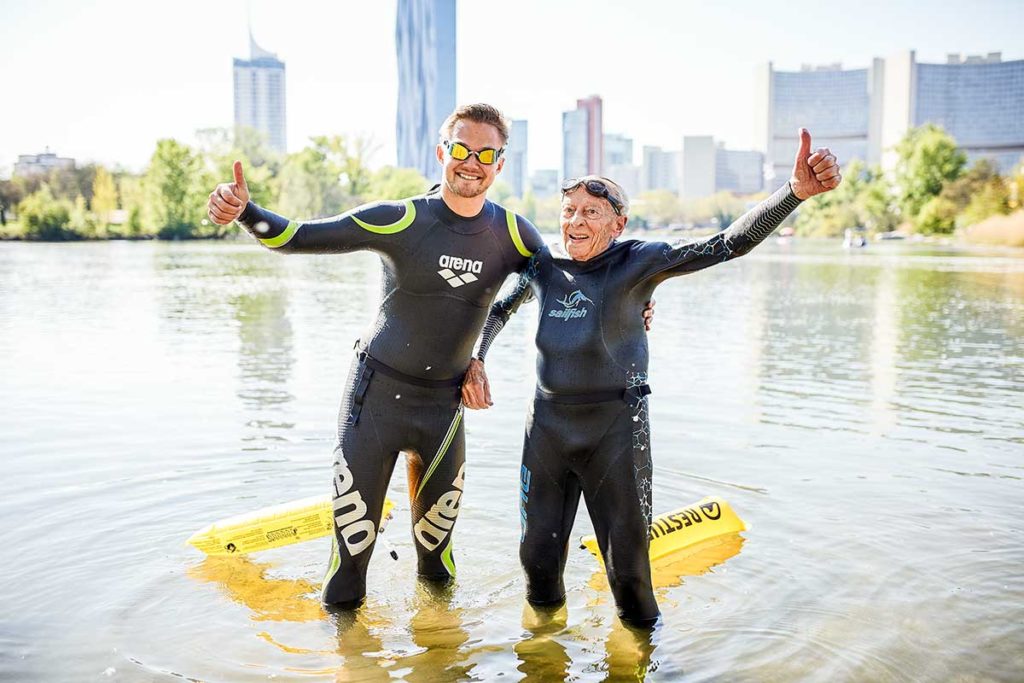 Hunderte Schwimmer eröffnen die Freiwassersaison Sepp Knoflach mit Veranstalter Philipp Kennedy