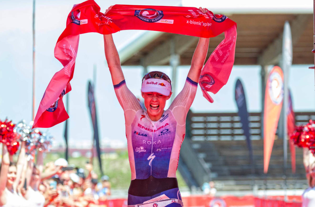 Lucy Charles feiert ihren dritten Sieg bei THE Championship in Samorin 2019 | Luis Hourcade