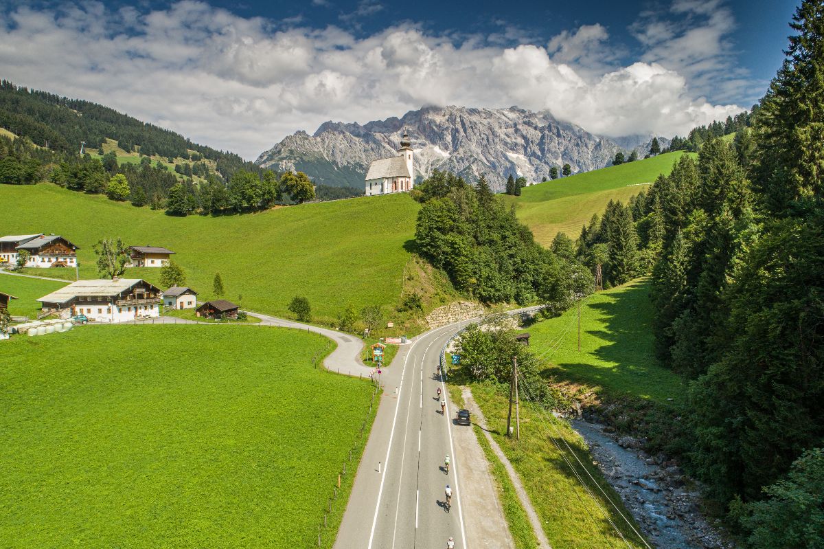 Der Anstieg auf den Filzensattel mit traumhafter Kulisse vor dem majestätischen Hochkönig.