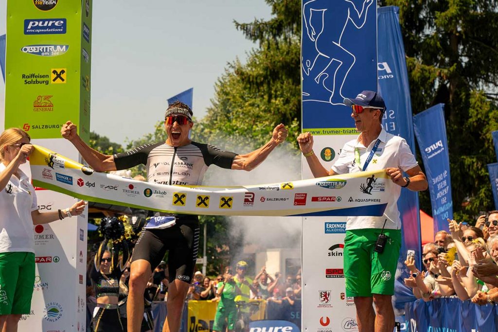 Lukas Hollaus gewinnt den Trumer Triathlon 2023 mit Streckenrekord