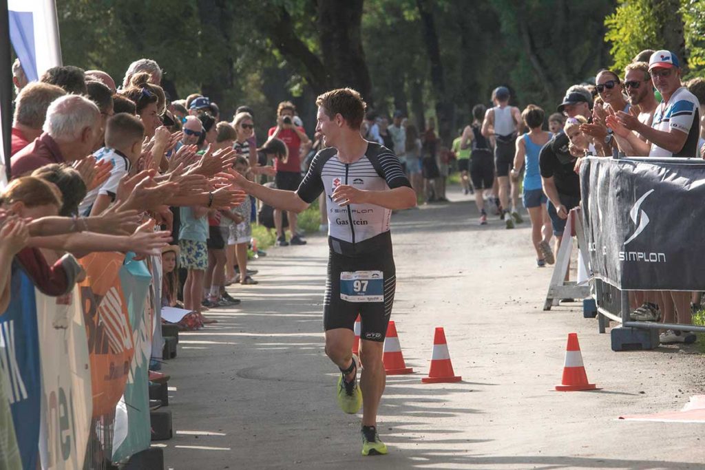 Pertl und Früh sind die Sieger des Skinfit Jannersee Triathlons Pertl geniesst den Jannersee Zieleinlauf